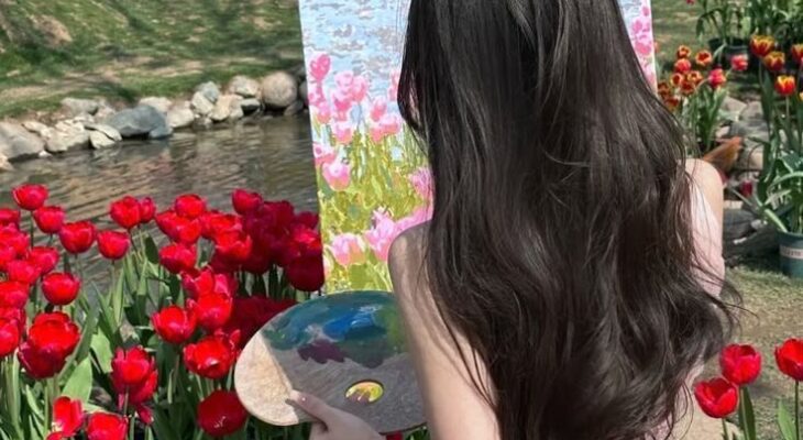 Hình nền cô gái đang vẽ đẹp để màn hình điện thoại