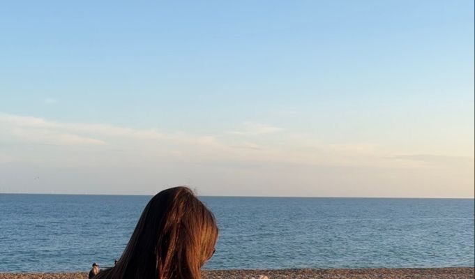 Hình nền cô gái đọc sách bên bờ biển bình yên, tĩnh lặng