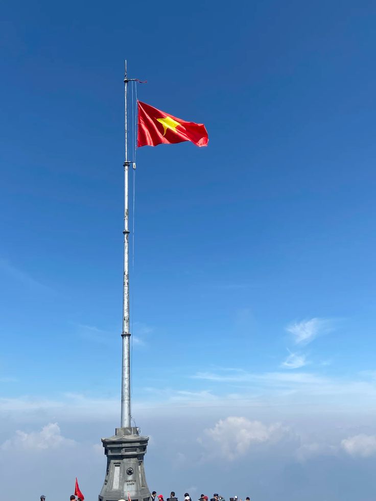 Hình nền lá cờ đỏ sao vàng Việt Nam thể hiện lòng yêu nước